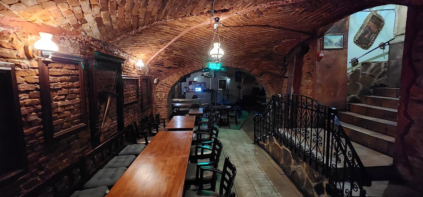 Interior Imperium Pub — boltă de cărămidă, atmosferă caldă